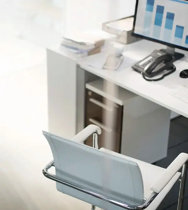 Computador e cadeira em sala clínica. Aluguel de consultório por hora em São Paulo, em clínica da Medical Place no Paraíso, em São Paulo.