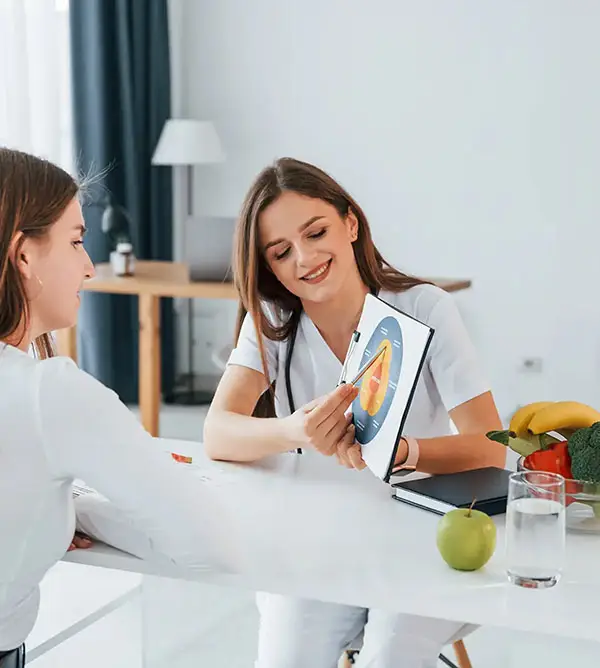 jovem nutricionista explicando dieta para paciente em clínica da Medical Place no Paraíso, em São Paulo. consultório para nutricionista em São Paulo