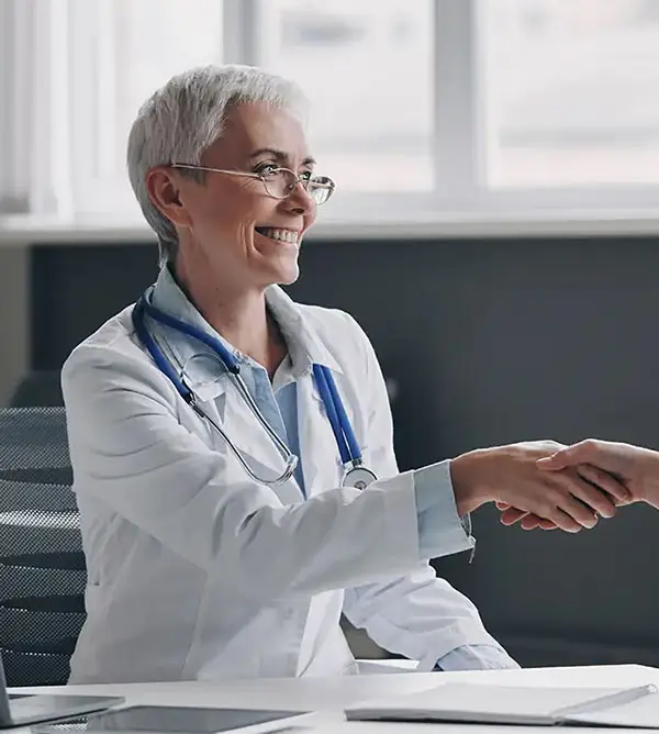 médica sorrindo e cumprimentando paciente em clínica da Medical Place no Paraíso, em São Paulo. consultório para médicos no Paraíso