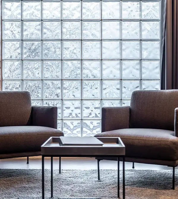 duas poltronas marrons e mesa central em clínica da Medical Place no Paraíso, em São Paulo. Sublocação de consultórios em São Paulo.