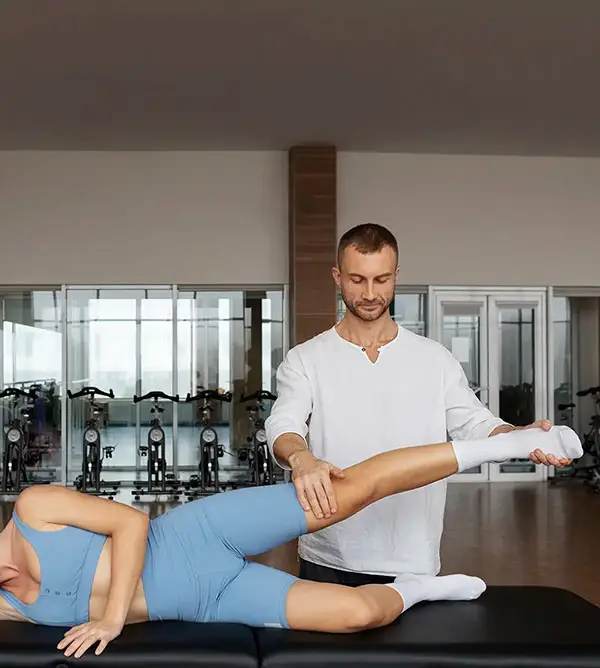 fisioterapeuta segurando perna de paciente em clínica da Medical Place no Paraíso, em São Paulo. consultório para fisioterapeuta em São Paulo
