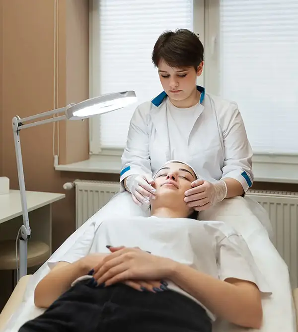 dermatologista analisando resultados de tratamento de pele em paciente deitada em clínica da Medical Place no Paraíso, em São Paulo. consultório para dermatologista no Paraíso