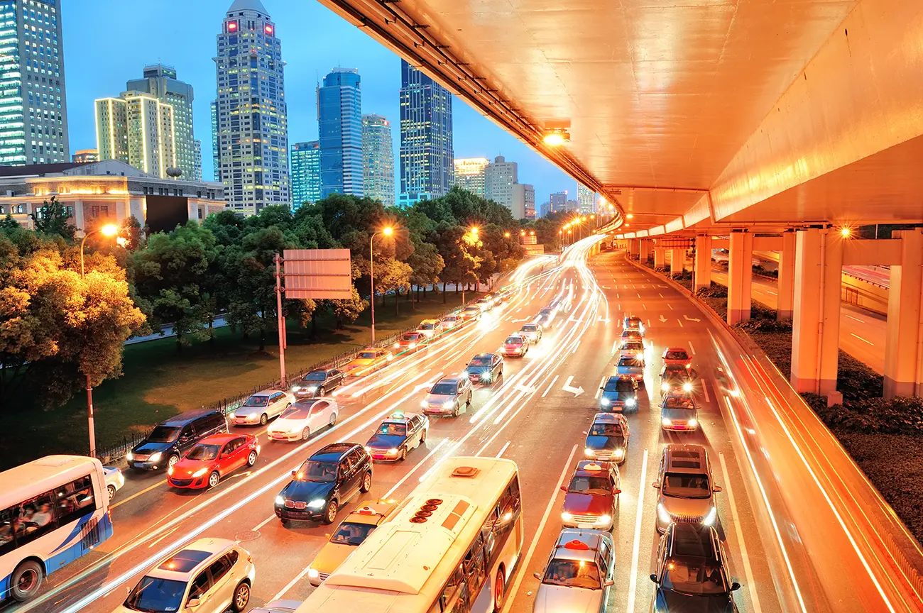 Tráfego intenso em avenida urbana, ilustrando a importância estratégica da localização da clínica para o sucesso do negócio.