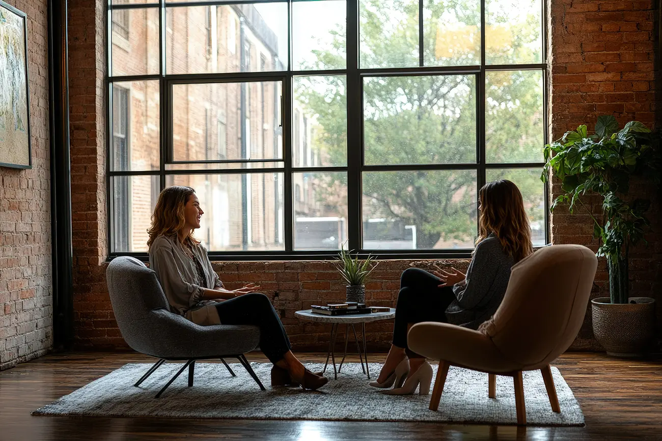 Duas mulheres em sessão de atendimento, representando serviços de psicólogo em São Paulo em ambiente acolhedor