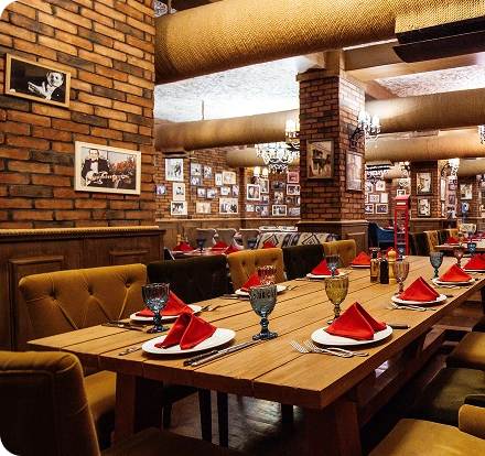 Foto de mesa de restaurante com pratos e ambiente moderno, aconchegante, no Paraíso, em São Paulo (SP).