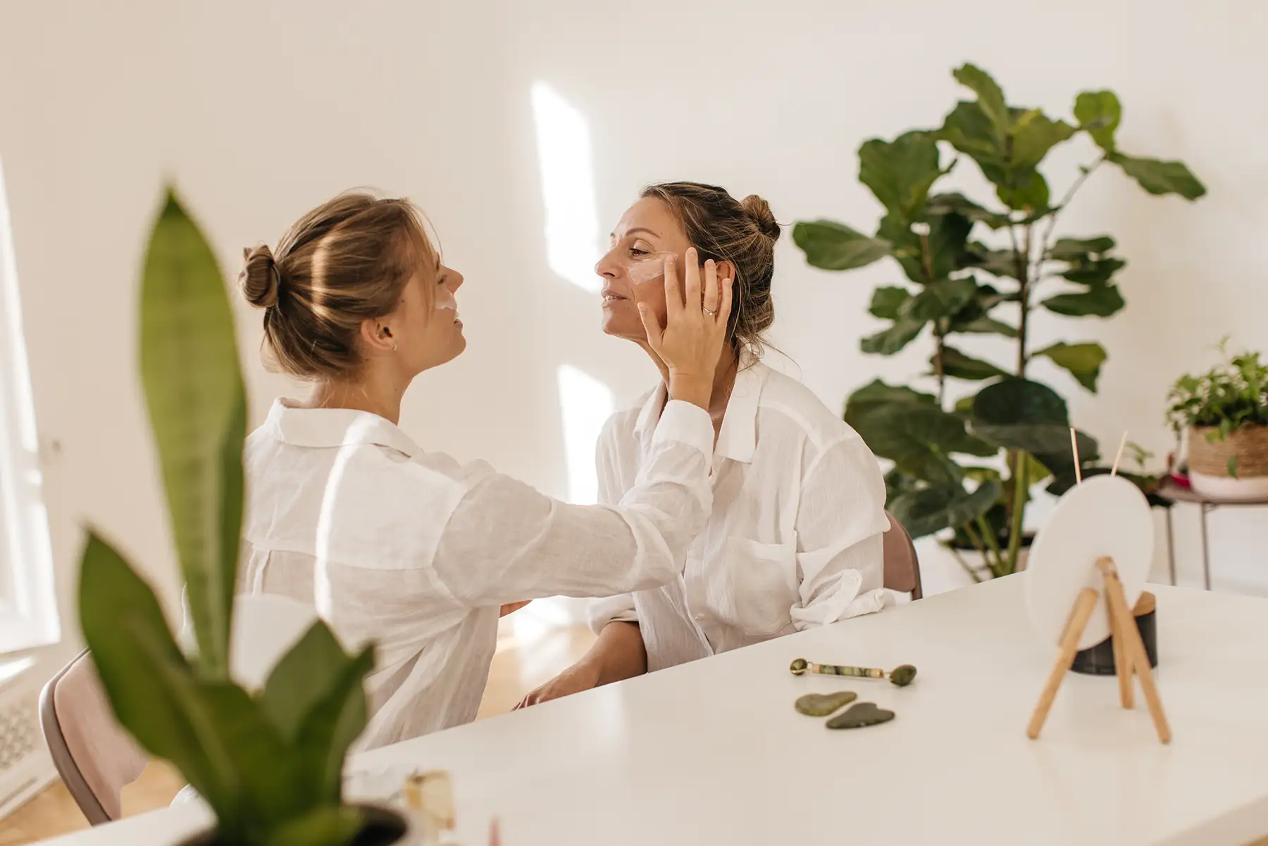 Dermatologista em São Paulo realizando análise estética facial durante atendimento
