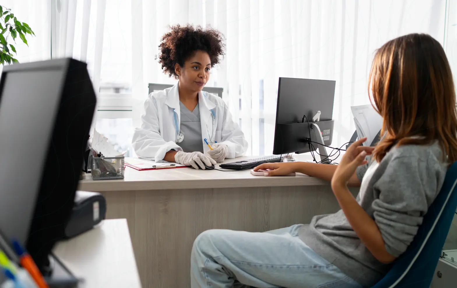 médica atendendo paciente em consultórios mobiliados em São Paulo na Medical Place