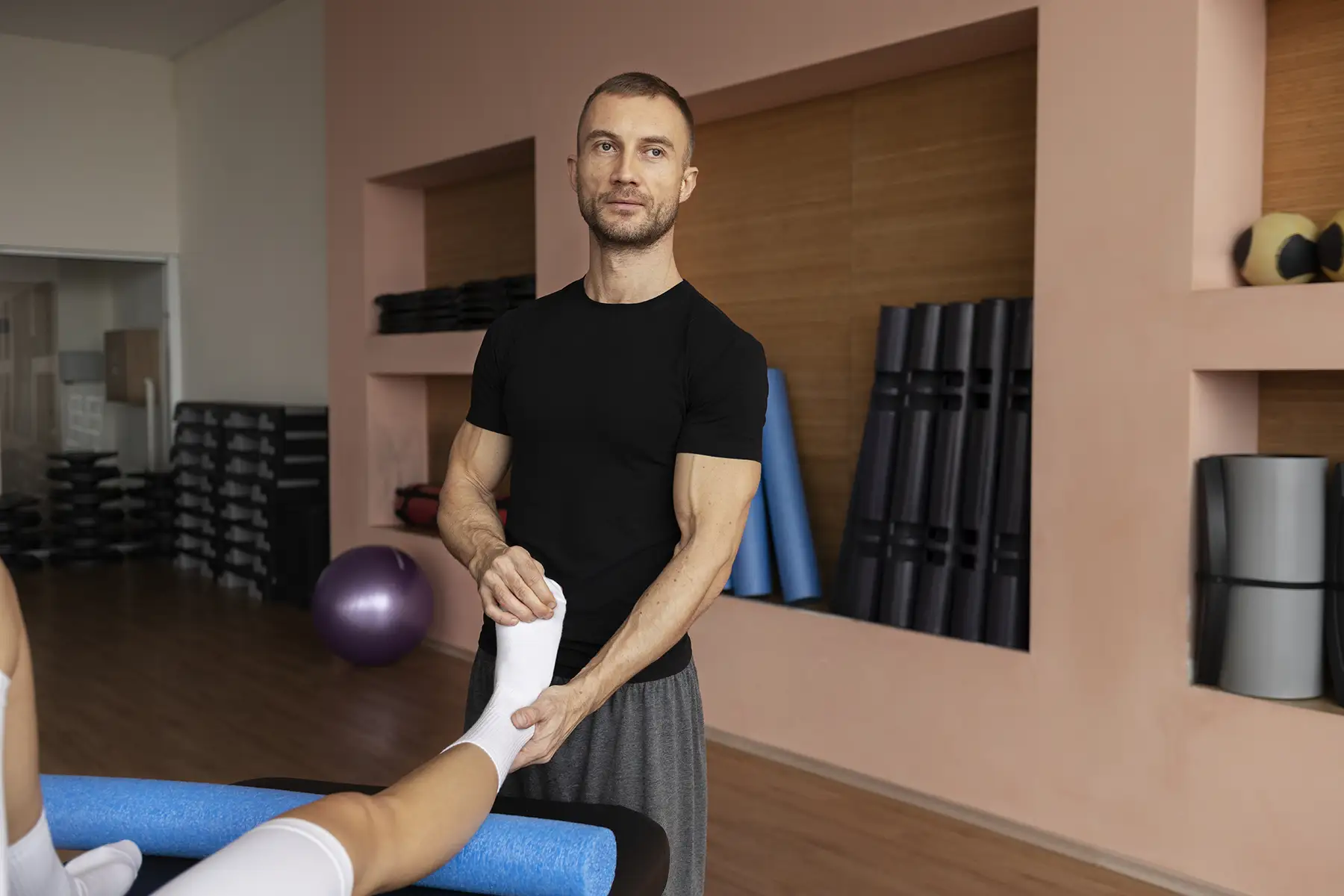 Fisioterapeuta no Paraíso alongando tornozelo e tibial