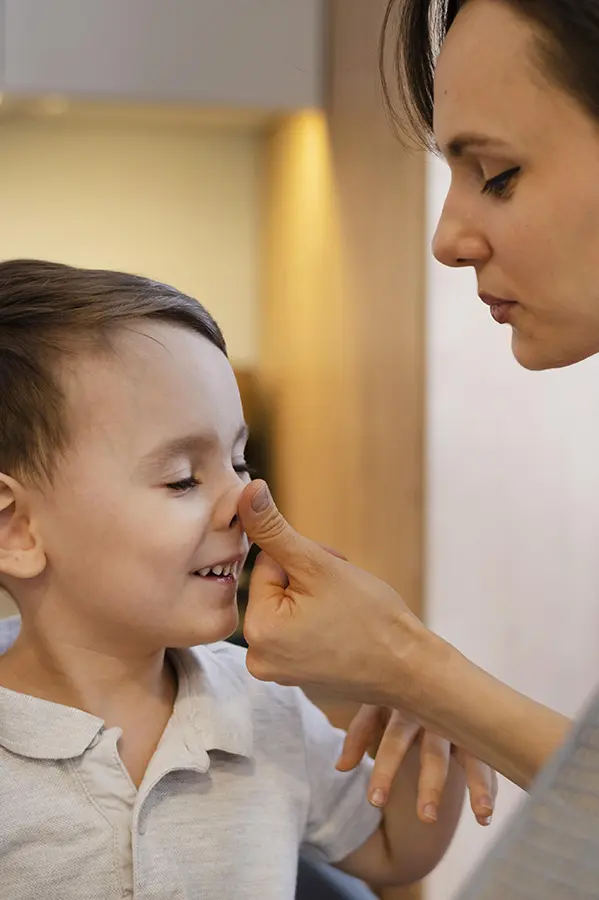 Fonoaudiólogo no Paraíso avaliando respiração e fala infantil durante consulta