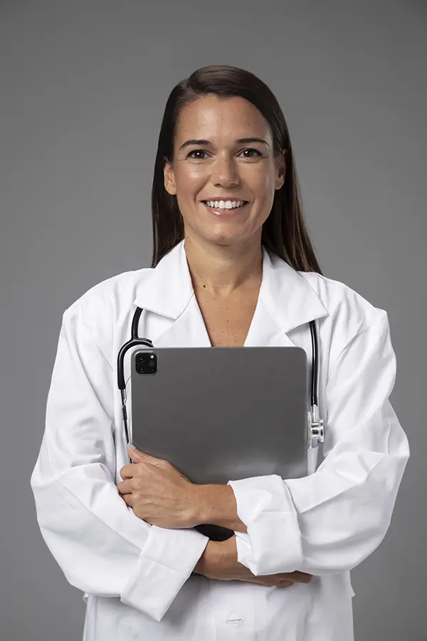 Médico no Paraíso segurando tablet durante atendimento profissional em consultório