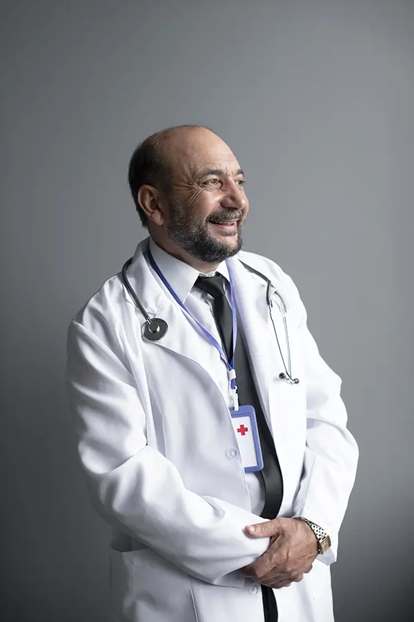 Médico em São Paulo em retrato profissional utilizando jaleco e estetoscópio