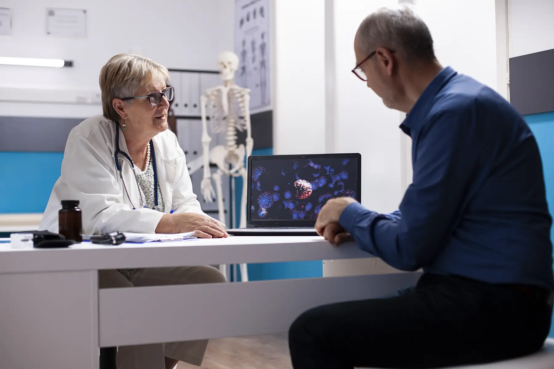 Médico em São Paulo conversando com pacientes durante consulta clínica