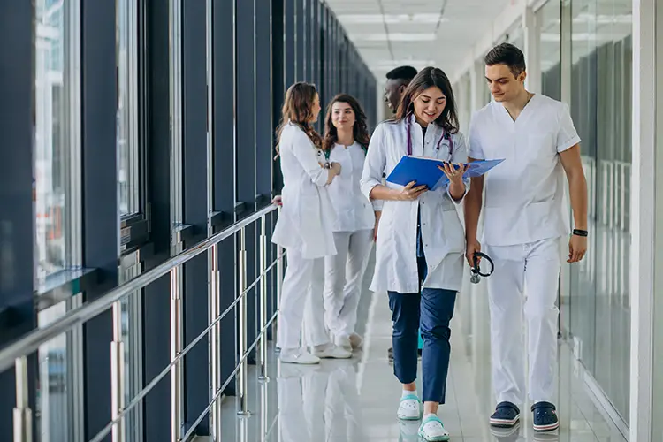 jovens andando em faculdade / hospital. Consultórios na Vila Mariana próximos a hospitais e faculdades