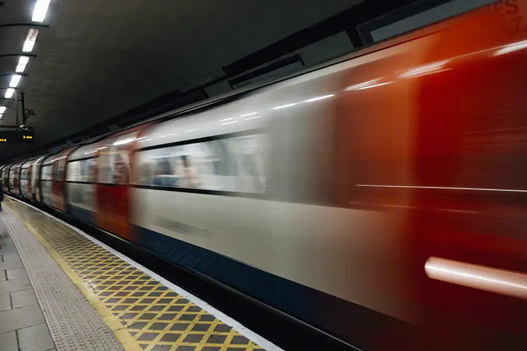metro desfocado, em movimento, em estação de Metrô. Consultório perto do metrô Paraíso com fácil acesso por transporte público