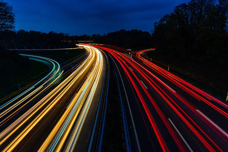 luzes de carros em movimento em avenida. Consultório próximo da Av. 23 de Maio com acesso rápido às principais vias.