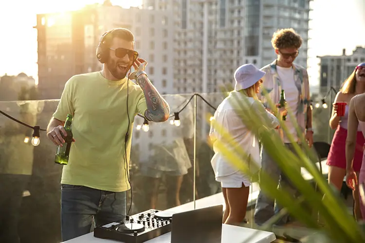 jovens curtindo música