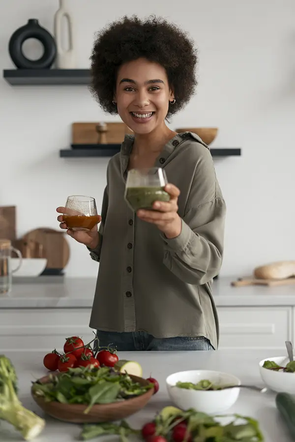 Nutricionista no Paraíso incentivando alimentação saudável com sucos naturais e vegetais frescos