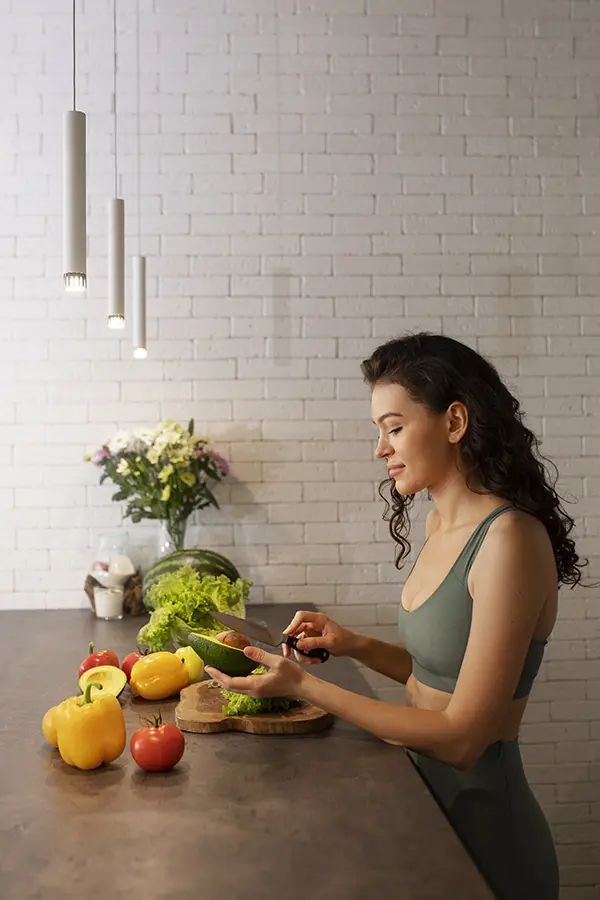 Nutricionista em São Paulo preparando alimentos saudáveis em cozinha durante rotina nutricional