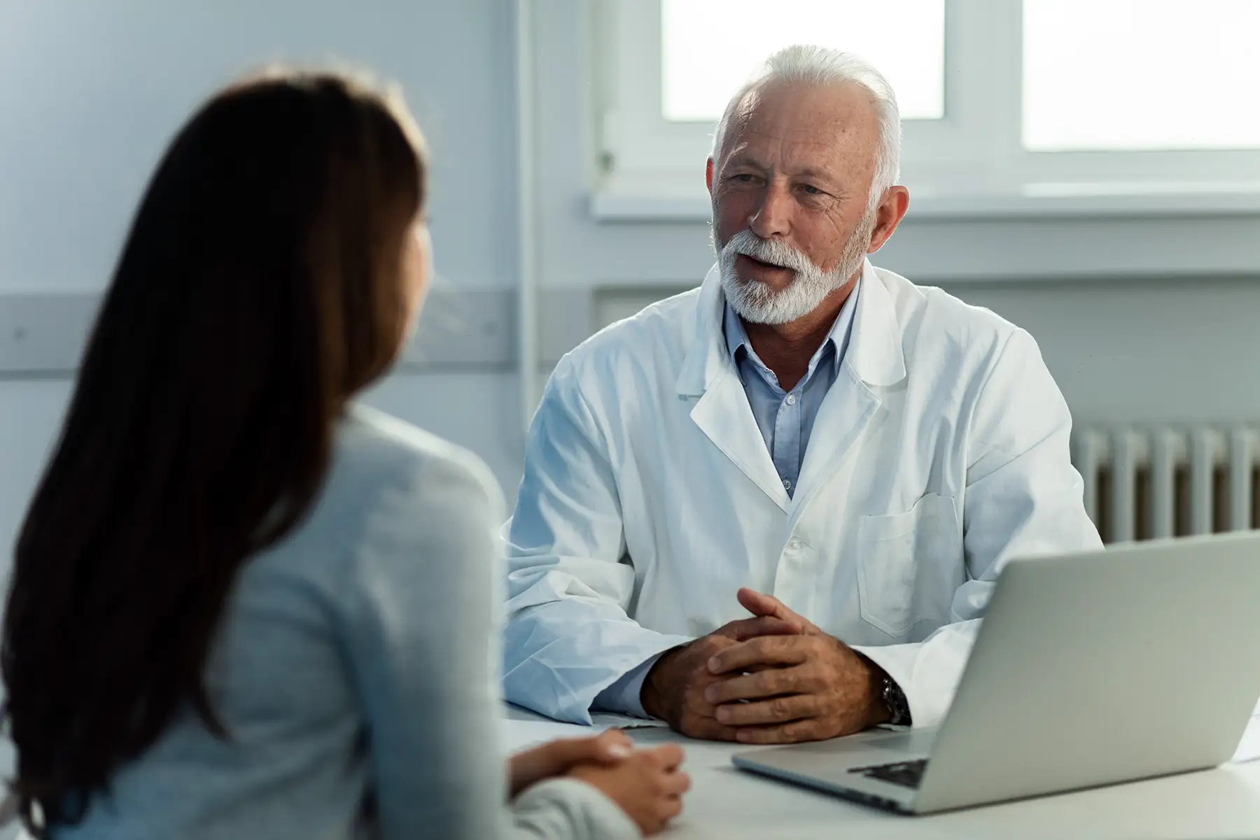 Psiquiatra no Paraíso realizando avaliação clínica durante consulta com paciente